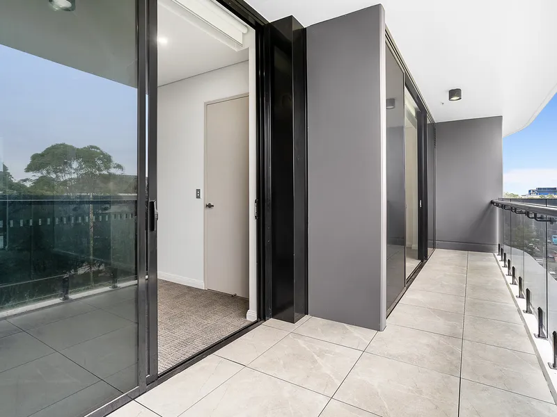 Near new apartment in luxurious Meriton development