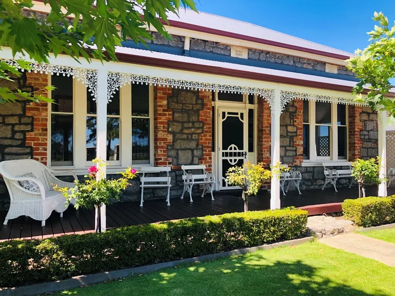 PRESTIGIOUS WATERFRONT RESIDENCES