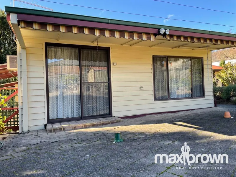 SELF CONTAINED ONE BEDROOM COTTAGE - CLOSE TO TRANSPORT - INCLUDES GAS & WATER