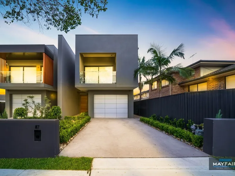 LUXURY DUPLEX IN A BLUE-RIBBON LOCATION!