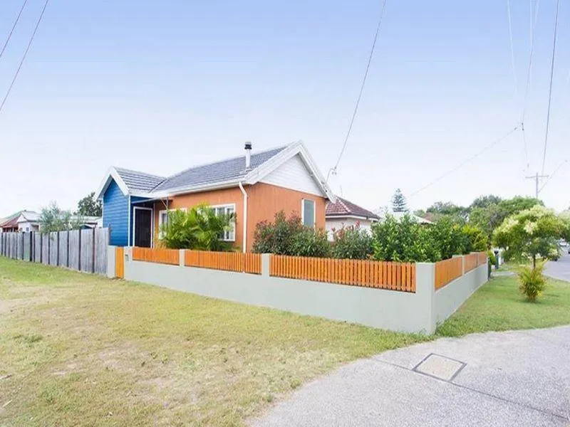 STUNNING HOME LOCATED IN UMINA BEACH