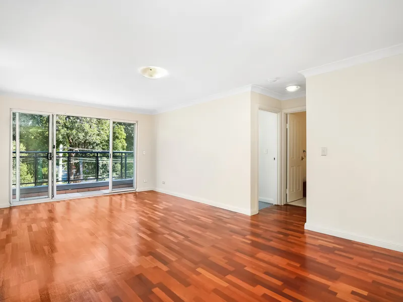 top floor position with leafy outlooks and absolute convenience to Newtown shopping and entertainment strip, parklands, transport and more!