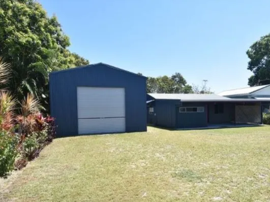 Granny flat is fully air- conditioned, one street back from the beach.