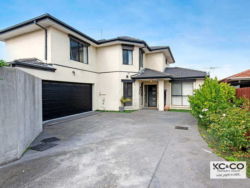 Huge Contemporary Town House With All The Comforts!!