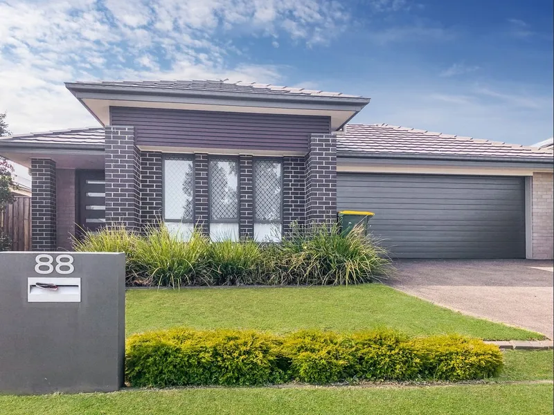 MODERN FAMILY HOME WITH AIR-CONDITIONING