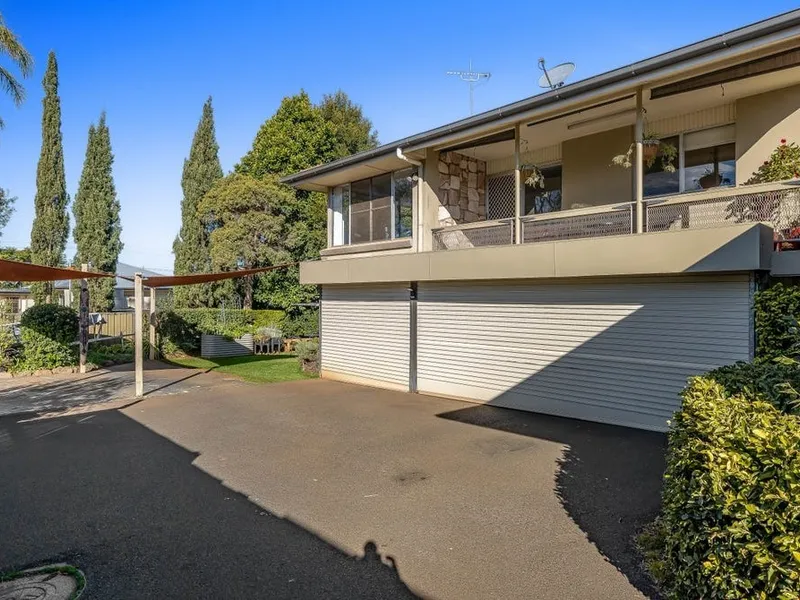 Spacious 2 Bedroom Half Duplex Unit - Walk to Parkland