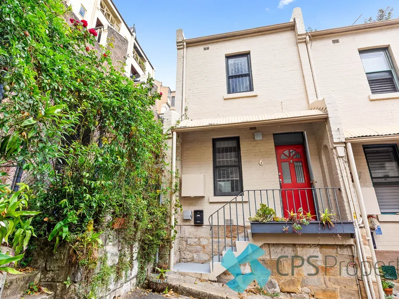 BRIGHT UPDATED TERRACE HOUSE IN SECLUDED CUL-DE-SAC POSITION