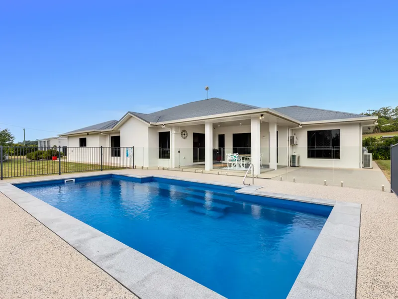 Executive Property on Lifestyle Acreage in Sought After Habana