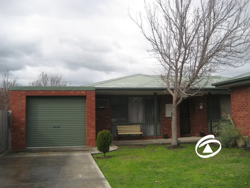 CENTRAL PAKENHAM LOCATION!