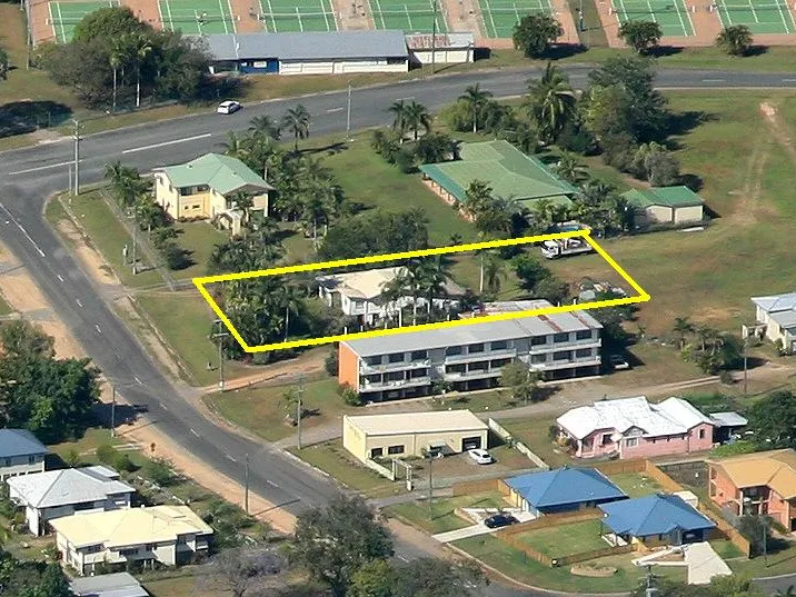 WOW.....OUT OF FLOOD.... HUGE SHED % 3/4 Acre