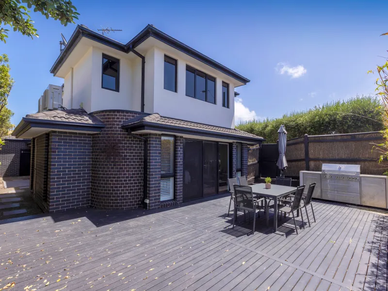 Large-scale Beachside Family Living