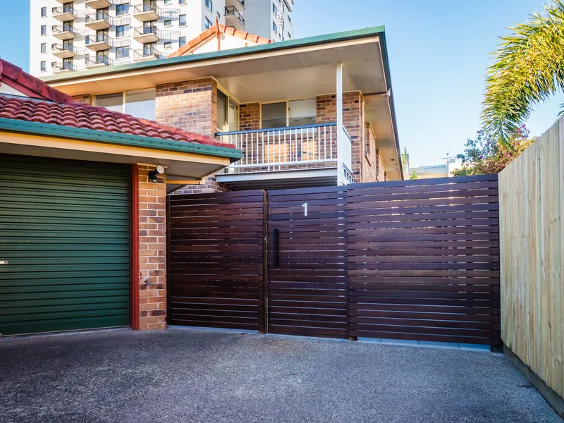 GREAT SIZED AND WELL MAINTAINED DUPLEX RIGHT NEAR THE WATER