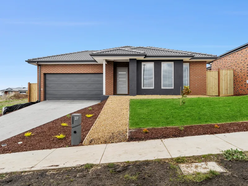 FAMILY HOME IN WALKING DISTANCE TO DELACOMBE TOWN CENTRE