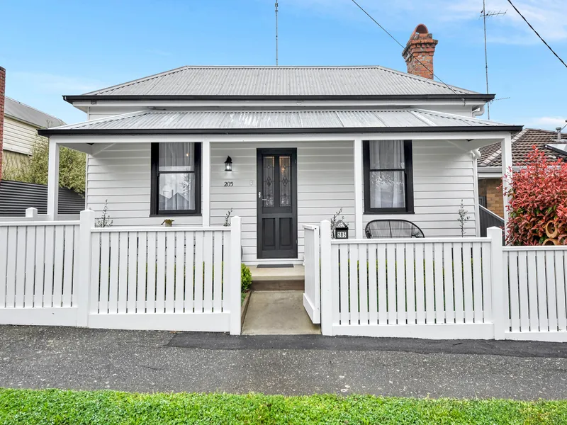 CHARACTER MEETS MODERN LOW MAINTENANCE LIVING