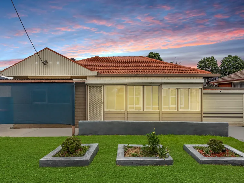 5 Bedroom home in the heart of Kingswood!