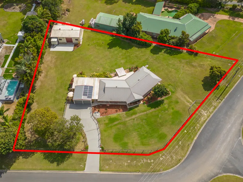3/4 ACRE RETREAT + SUPERB LIFESTYLE LOCATION + BEAUTIFUL FAMILY HOME + SHEDS!