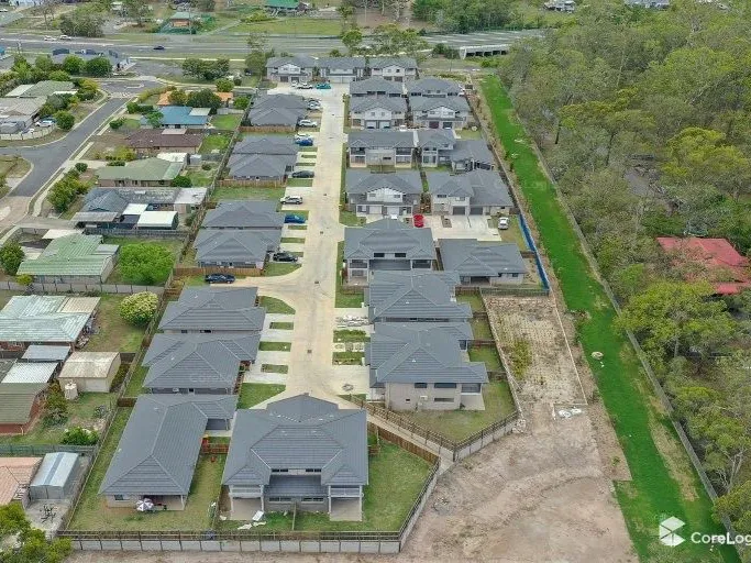 3 BEDROOM TOWNHOUSE IN COMPLEX in CRESTMEAD
