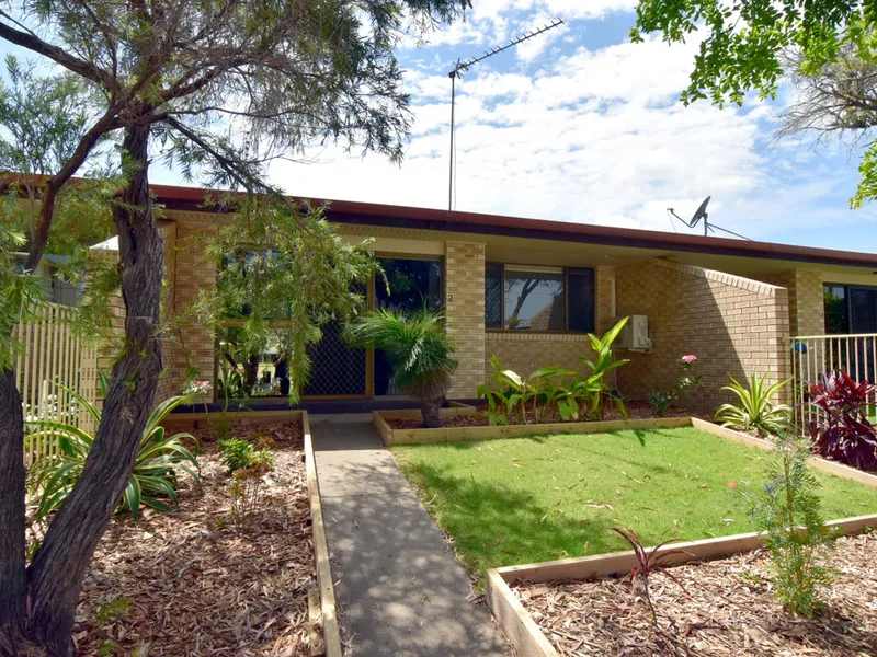 :: LOWSET LIVING - LOCKUP GARAGE - PERFECTLY POSITIONED!