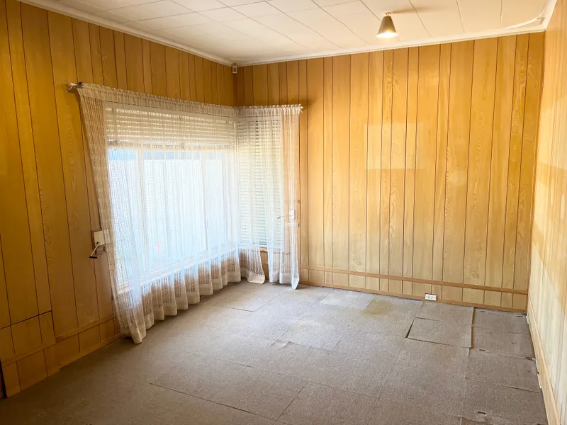 OPPOSITE MORLEY GALARIA