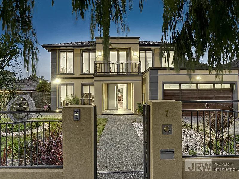 Luxury Family Living in the Glen Waverley School Zone