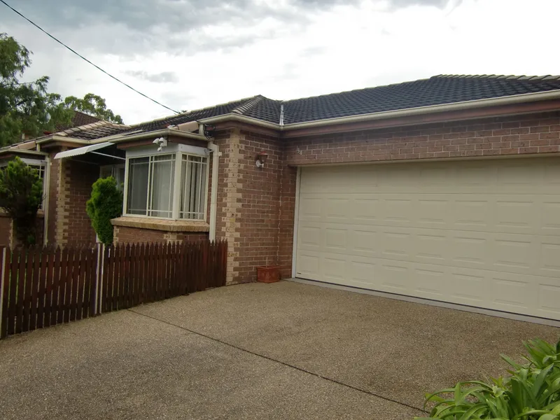 Modern Family Home - Convenient Location -Walk to Local Shops and Schools