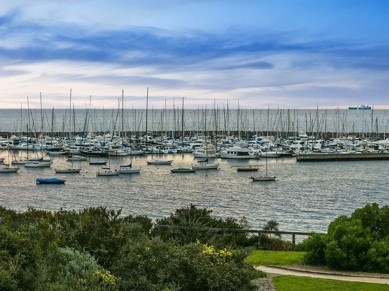 Walk to the beach, live in luxury and love the location! - short term or longer term lease available