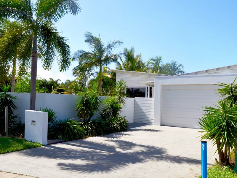 Beautiful & Spacious, Tropical Home with Pool
