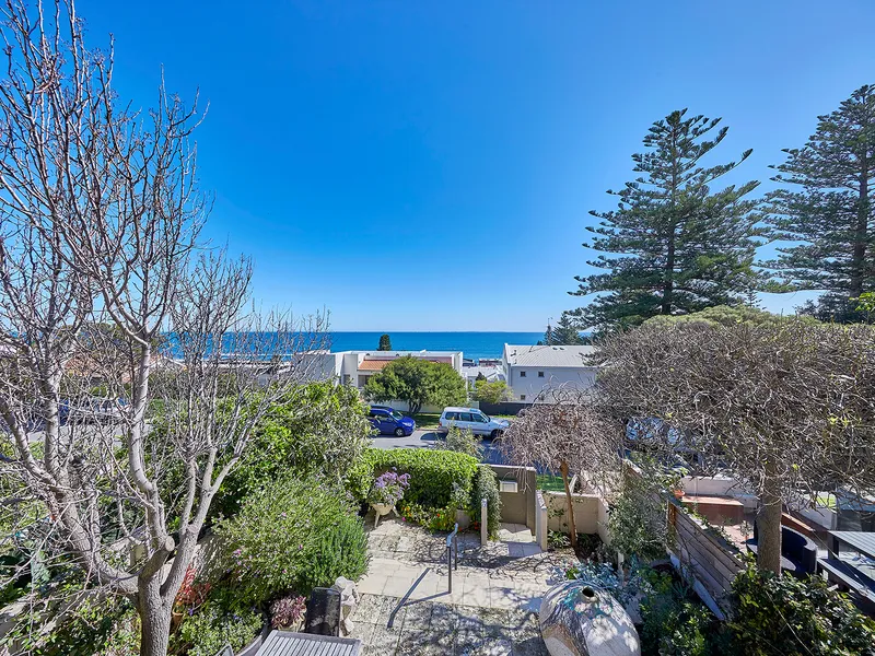 SWEEPING OCEAN VIEWS IN ICONIC COTTESLOE LOCATION