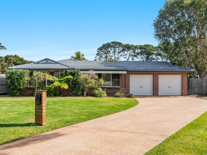 Modern lifestyle entertainer just 3 mins to Sharpes Beach