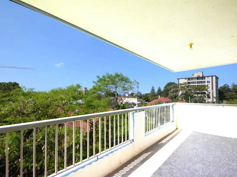 ENORMOUS & SUNDRENCHED APARTMENT WITH PARKING IN GREAT LOCATION
