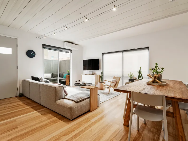LARGE & MODERN IN PERFECT PRAHRAN LOCATION