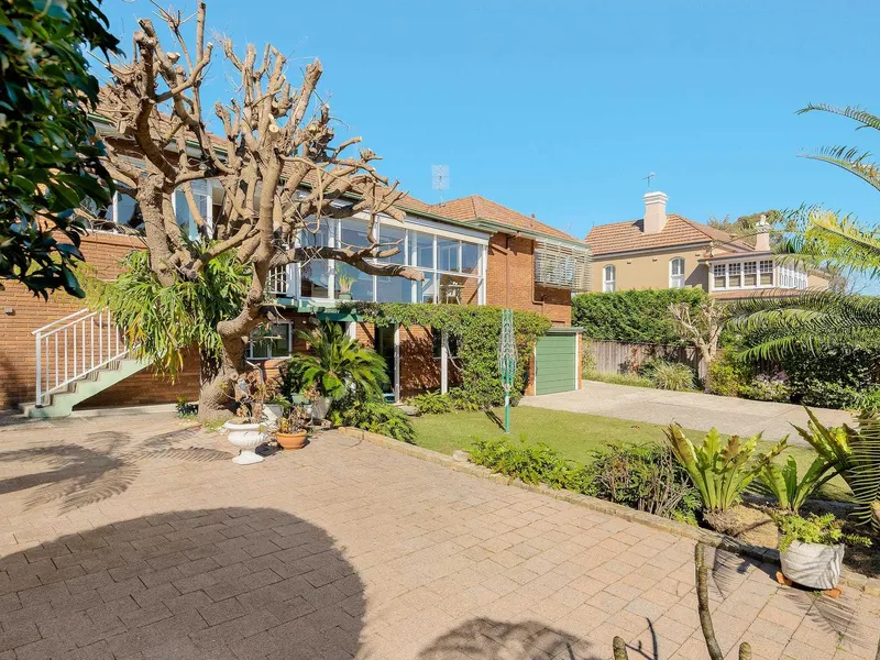 4 Bedroom family Home in Convenient Location!!