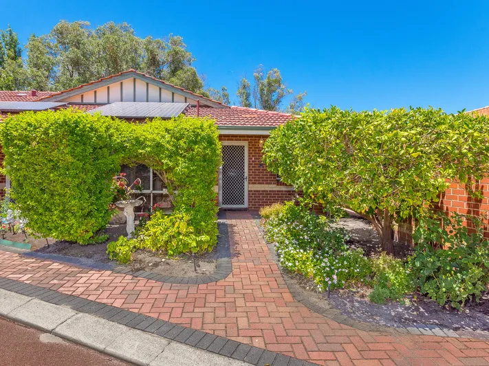 Beautiful central corner villa near all the facilities