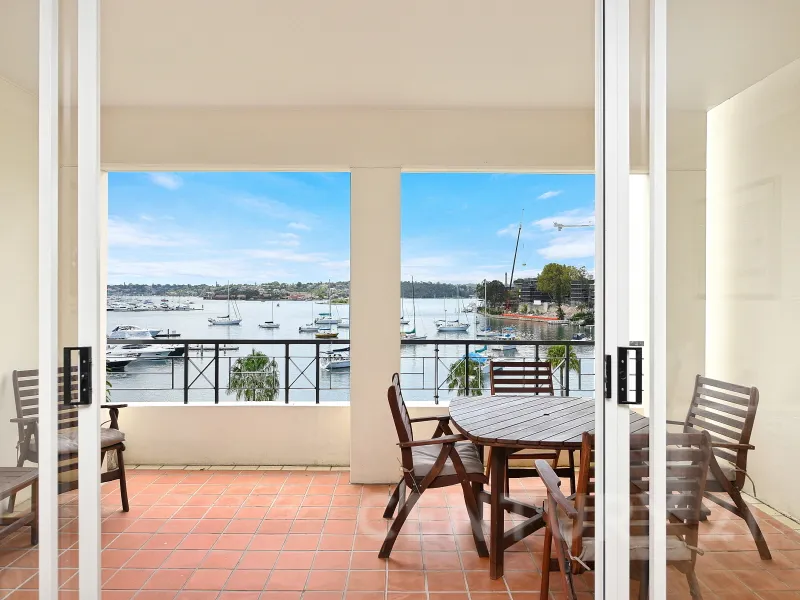 FULLY FURNISHED, LARGE THREE BEDROOM APARTMENT WITH AMAZING HARBOUR VIEWS.