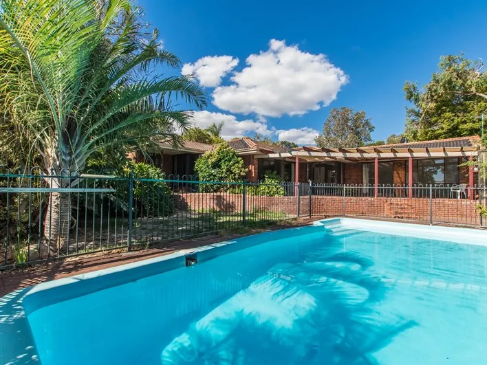 LARGE FAMILY HOME IN CARINE