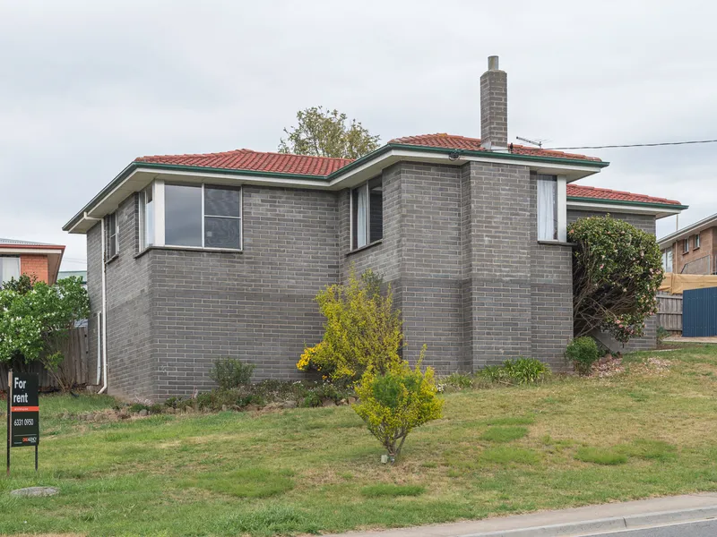 Multiple living rooms, fantastic views, opposite Waverley Lake Park & Waverley Primary School