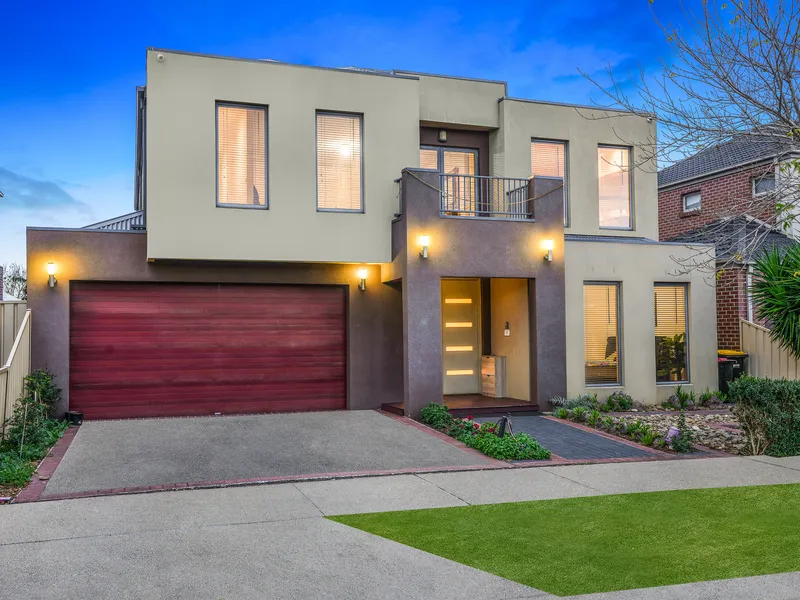 LUXE LIVING IN AN ENVIABLE LOCATION