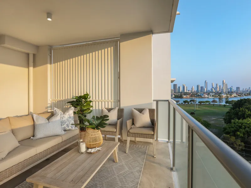 BOUTIQUE APARTMENT IN PRIME LOCATION TSS PRECINCT WITH STUNNING WAtER AND SKYLINE VIEWS