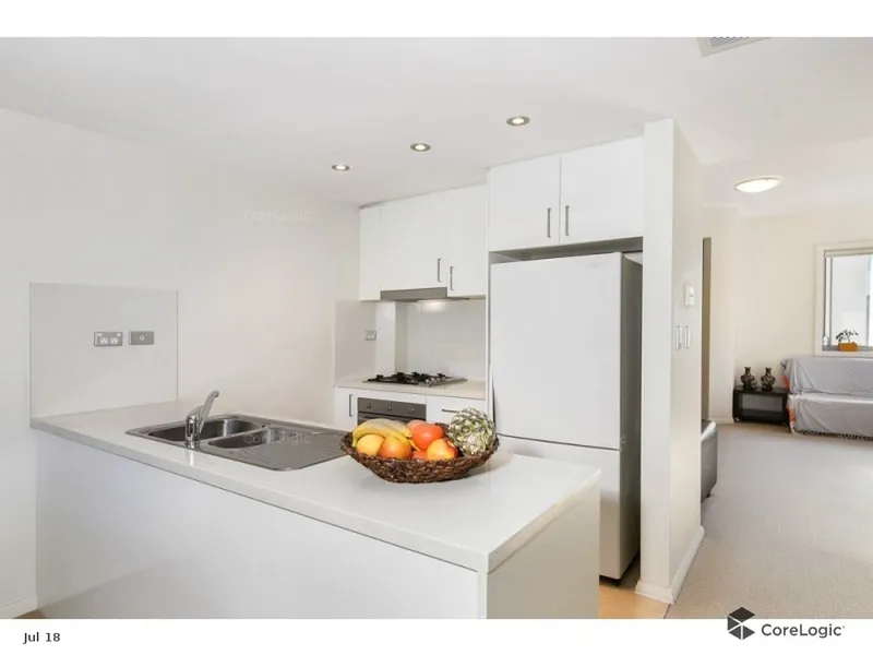 Stylish & Bright Three Bedroom Apartment for Lease
