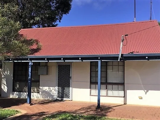 Cute 2x1 home with parking.