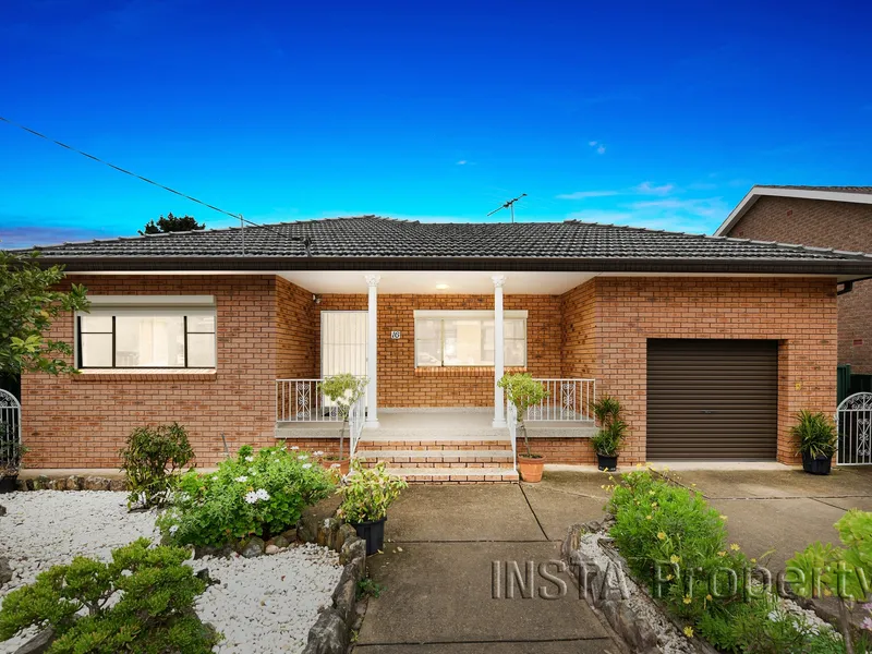 Full Brick Family Home sets on 594.7 sqm, frontage 15.6 m