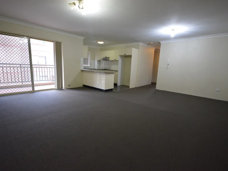 MODERN AND SUNNY 2 BEDROOM APARTMENT WITH IN A MINUTE WALK TO STATION!!!