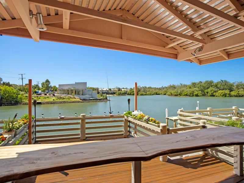 Ultimate lifestyle townhouse, stunning timber deck on the waterfront