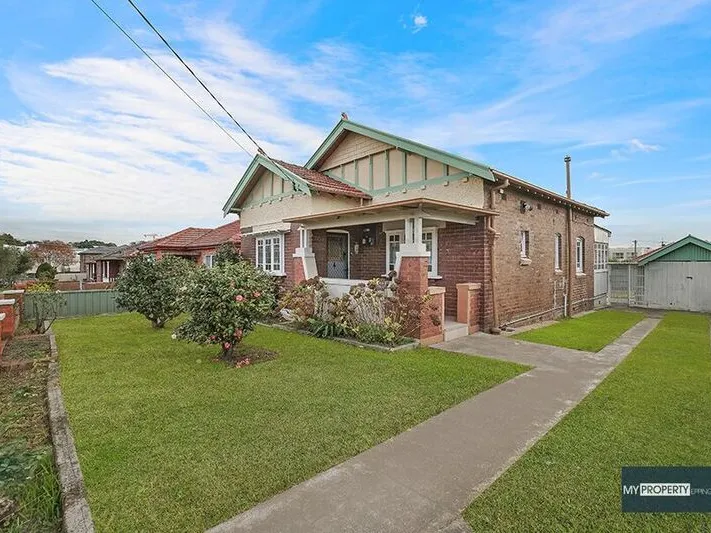 IDEAL HOME FOR 2 COUPLES OR FAMILIES IN CONVENIENT LOCATION