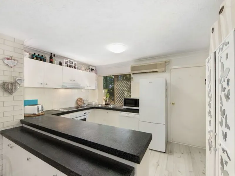 Unit in the heart of Mermaid Waters