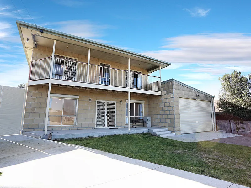 2 Storey home with loads of room in Grovedale!