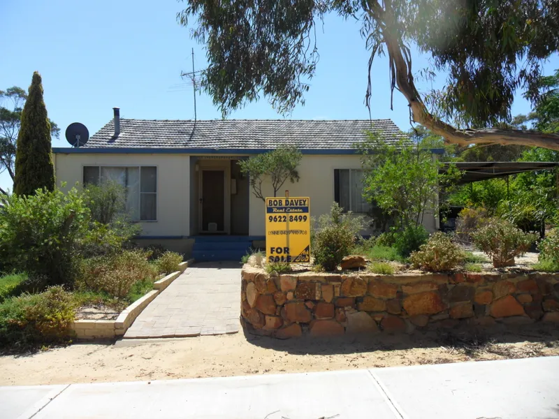 HOME* SOLAR HWS* SOLAR PANELS* DOUBLE GARAGE
