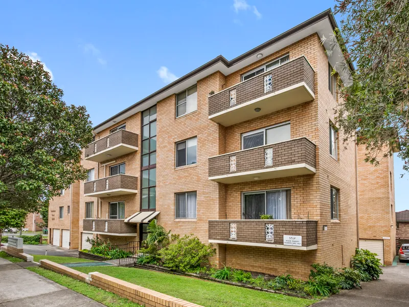 Sunny and Spacious Two Bedroom Unit - Private Inspections Welcome