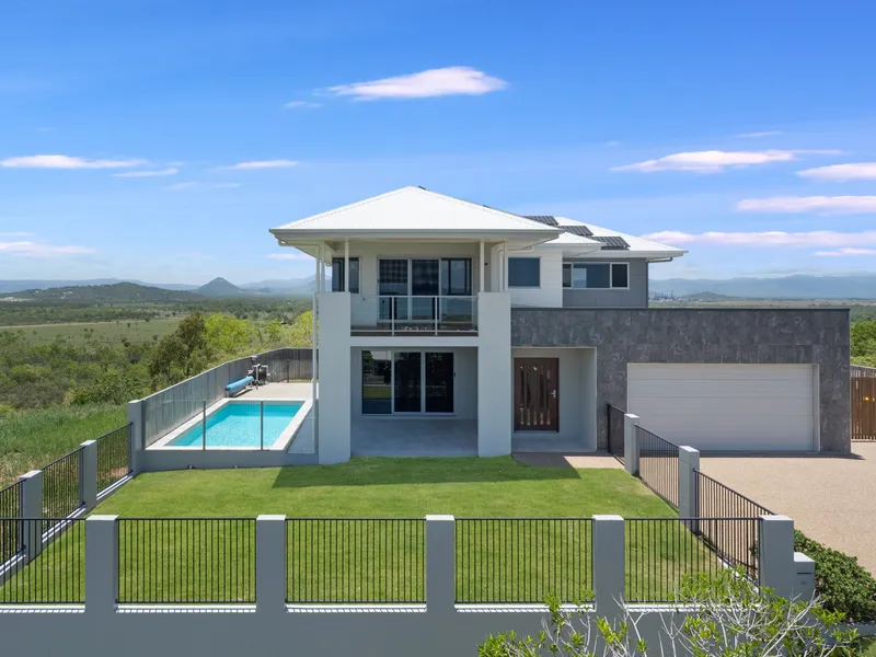 TWO STOREY HILLSIDE RESIDENCE - PANORAMIC WATER VIEWS BY DAY A FAIRY LAND OF LIGHTS BY NIGHT