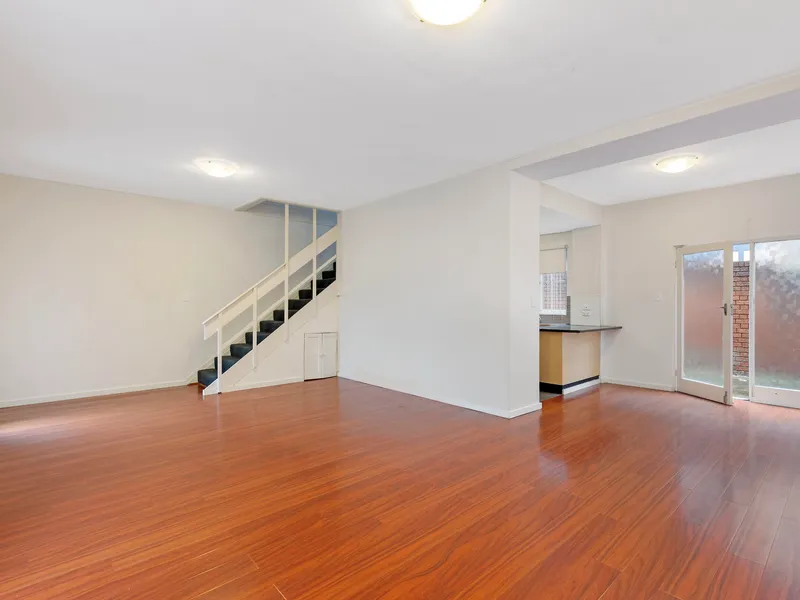 FOUR BEDROOM TOWNHOUSE IN HARBOURSIDE SETTING 